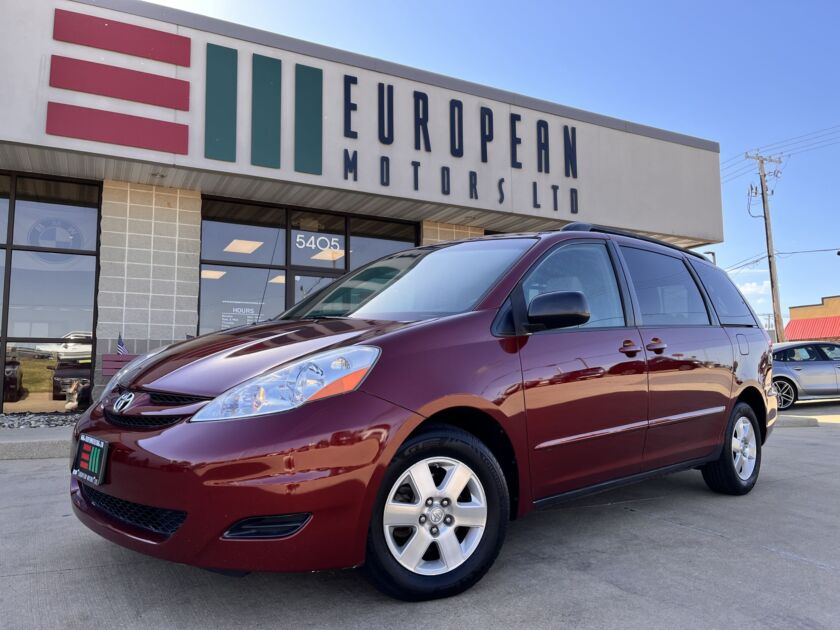 2009 Toyota Sienna LE 7-Passenger's photo